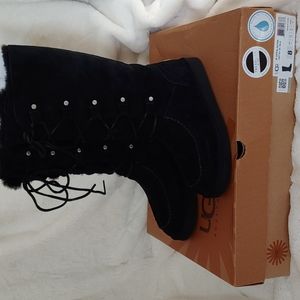 NWT UGG Appalachin lace up boot size 8. Black.